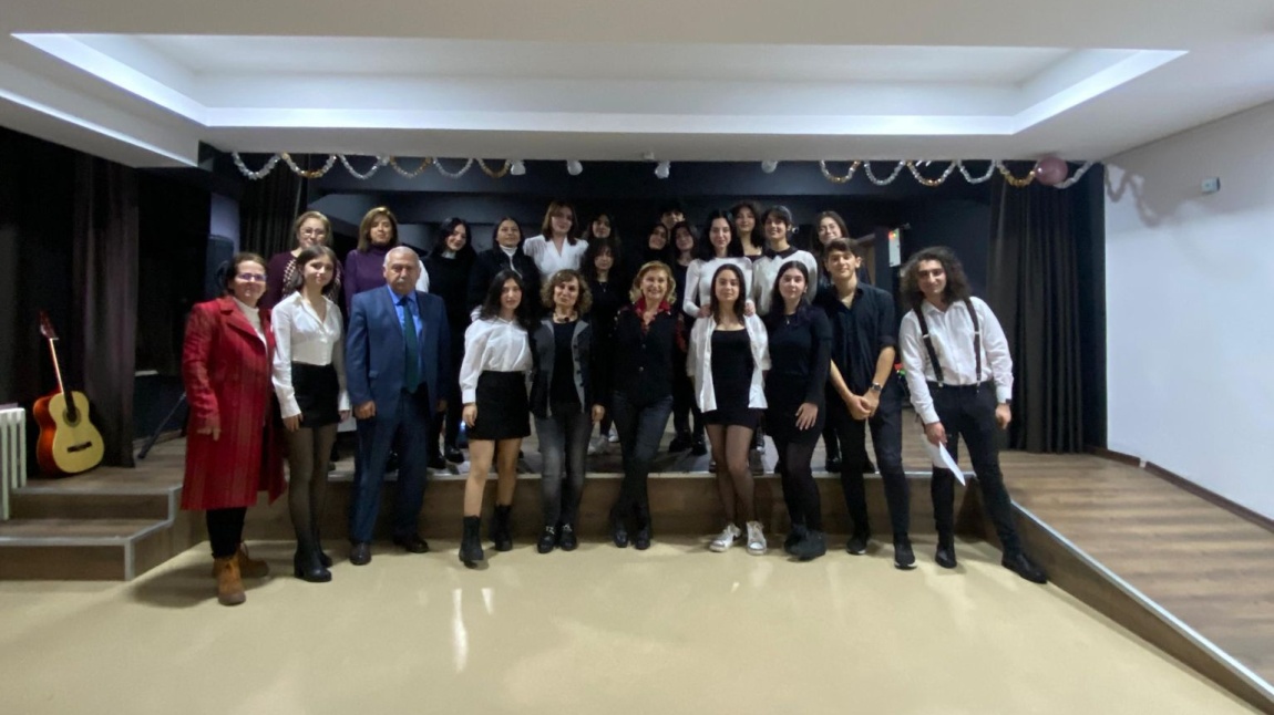 Okulumuz edebiyat öğretmeni Seda Yılmaz’ın 12. sınıf öğrencileriyle hazırladığı şiir dinletisi 19.02.2024 ve 27.02.2024 tarihlerinde gerçekleştirildi.
